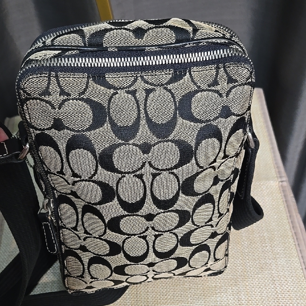 Coach Black and Cream Messenger Bag Signature Style (Camera Bag) NWOT - Picture 2 of 11